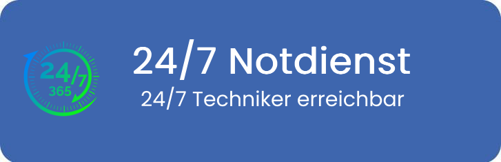 Ein blaues, abgerundetes Banner zeigt links das kreisförmige Symbol einer Uhr mit einem umlaufenden Pfeil in grün-blauem Farbverlauf, das die Zahlen „24/7“ und „365“ umschließt. Daneben stehen in weißer Schrift die Schlagworte „24/7 Notdienst“ sowie die Unterzeile „24/7 Techniker erreichbar“. Die Grafik weist visuell auf eine ganzjährige, ständige Verfügbarkeit des technischen Kundenservices hin.