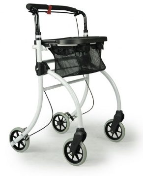 Ein eleganter Wohnraum-Rollator kombiniert weiß lackierte Rahmenrohre im unteren Bereich mit schwarzen Griffstangen im oberen Teil. Er verfügt über vier Räder, eine durchgehende schwarze Bremsstange und ergonomische Handgriffe. An der Vorderseite ist ein schwarzes Tablett befestigt, unter dem sich eine praktische, schwarze Netztasche für den Transport von Utensilien befindet. Das schlanke Design ist speziell auf die sichere und wendige Nutzung innerhalb der Wohnung ausgerichtet.