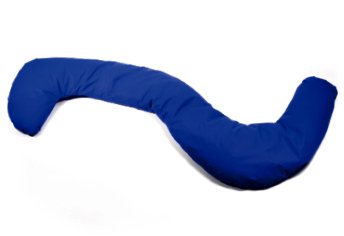Die Abbildung zeigt ein langes, S-förmig geschwungenes Lagerungskissen mit einem glatten, königsblauen Bezug vor einem weißen Hintergrund. Die ergonomische Form ermöglicht eine flexible Unterstützung des gesamten Körpers, beispielsweise zur Entlastung der Wirbelsäule in der Seitenlage. Das matte Material weist dezente Falten auf, was auf eine weiche und formbare Füllung hindeutet.