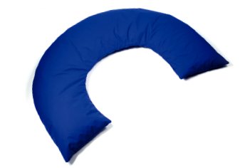 Die Abbildung zeigt ein hufeisenförmiges Lagerungskissen mit einem glatten, königsblauen Bezug vor einem weißen Hintergrund. Durch seine weite Kurve ist es ideal zur Unterstützung des Nackens oder zur Stabilisierung des Oberkörpers in halbsitzender Position geeignet. Die matte Oberfläche weist leichte Falten auf, was auf eine flexible und anpassungsfähige Füllung hindeutet.
