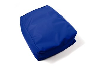 Die Abbildung zeigt ein quaderförmiges, dick gepolstertes Lagerungskissen mit einem glatten, dunkelblauen Bezug vor einem weißen Hintergrund. Das Kissen hat eine stabile, fast blockartige Form und eine matte Oberfläche, die leichte Falten durch die Füllung aufweist. Es eignet sich ideal zur erhöhten Positionierung von Gliedmaßen oder zur stabilen Unterstützung des Oberkörpers im Pflegebereich.