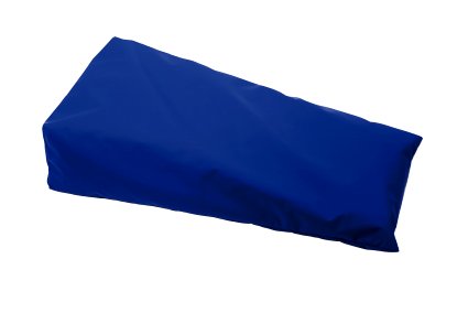 Die Abbildung zeigt ein keilförmiges Lagerungskissen mit einem glatten, dunkelblauen Bezug vor einem weißen Hintergrund. Das Kissen verläuft von einer hohen, stabilen Seite flach zu einer schmalen Kante hin aus, was eine ergonomische Schräglagerung ermöglicht. Die leicht glänzende Materialoberfläche und die präzisen Kanten betonen das funktionale Design für den therapeutischen Einsatz.