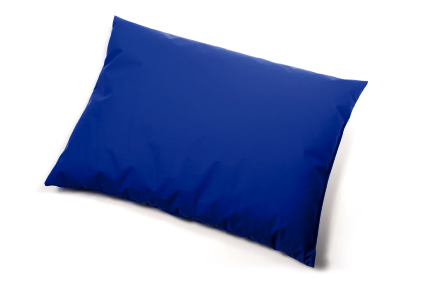 Ein rechteckiges, prall gefülltes Lagerungskissen mit einem glatten, königsblauen Bezug ist leicht schräg vor einem weißen Hintergrund abgebildet. Das Material hat eine leicht glänzende, wasserabweisende Oberfläche und zeigt dezente Falten an den Rändern, was auf eine flexible Füllung hindeutet. Das schlichte Design betont die funktionale Form für den Einsatz im Pflege- oder Therapiebereich.