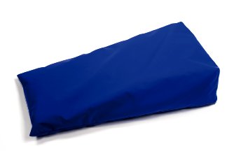 Die Abbildung zeigt ein keilförmiges Lagerungskissen mit einem glatten, dunkelblauen Bezug vor einem weißen Hintergrund. Das Kissen steigt von einer schmalen Kante zu einer höheren, stabilen Seite an, um eine ergonomische Schräglagerung zu ermöglichen. Die matte Materialoberfläche weist leichte Falten auf, was auf eine flexible Füllung hindeutet.