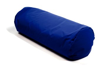 Die Abbildung zeigt eine zylindrische Lagerungsrolle mit einem glatten, dunkelblauen Bezug vor einem weißen Hintergrund. Die Rolle hat eine pralle, gleichmäßige Form und kreisförmige Endstücke, was sie ideal für die ergonomische Unterstützung der Kniekehlen oder des Nackens macht. Das matte Material weist leichte Oberflächenfalten auf, die auf eine strapazierfähige und dennoch anpassungsfähige Füllung hindeuten.