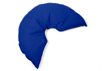 Die Abbildung zeigt ein C-förmiges, ergonomisches Lagerungskissen mit einem glatten, königsblauen Bezug vor einem weißen Hintergrund. Durch die halbmondartige Form eignet sich das Kissen ideal zur Unterstützung des Nackens, des Rückens oder zur stabilen Positionierung von Gliedmaßen. Die matte Oberfläche weist leichte Falten auf, was auf eine weiche und anpassungsfähige Füllung hindeutet.