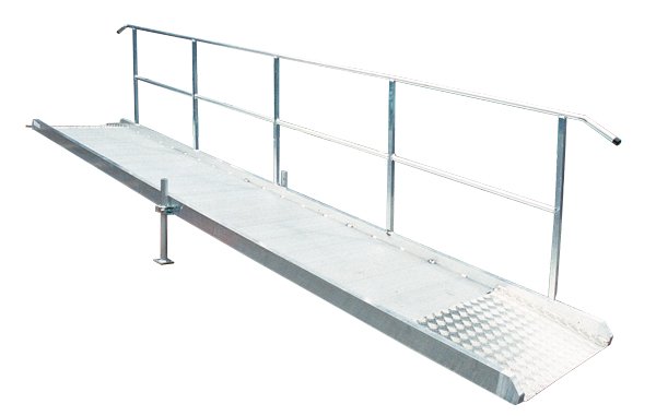 Eine lange, barrierefreie Rollstuhlrampe aus silbernem Metall mit einem einseitigen Geländer. Die Auffläche besteht aus rutschfestem Riffelblech und wird im hinteren Bereich durch eine einzelne Stütze stabilisiert. Das Design ist funktional und für den Außen- oder Innenbereich geeignet.