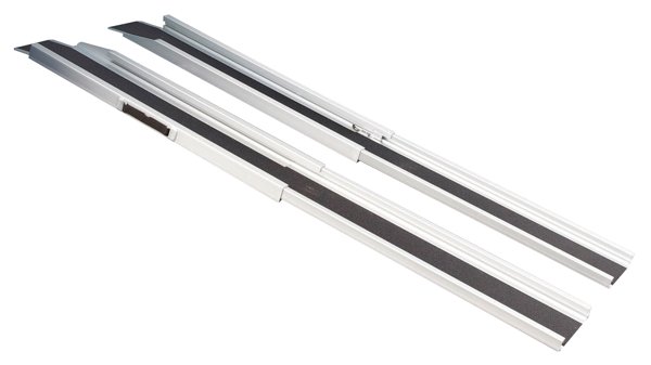 Ein Paar ausziehbarer Teleskop-Rampen aus silbernem Aluminium mit einer dunklen, rutschfesten Lauffläche. Die Rampen sind parallel nebeneinander angeordnet und verfügen über seitliche Aufkantungen zur sicheren Führung von Rädern. Durch das mehrteilige Design lassen sie sich flexibel in der Länge anpassen und platzsparend transportieren.
