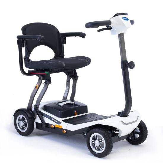 Seitenansicht eines kompakten Seniorenmobils in Weiß und Schwarz vor weißem Hintergrund. Das Modell hat ein minimalistisches Design mit einem schmalen Rahmen, einem einfachen schwarzen Sitz mit Rückenlehne und klappbaren Armlehnen sowie einer schlanken Lenksäule. Die Batterieeinheit ist flach im Fußbereich integriert. Das Fahrzeug wirkt leicht und transportabel