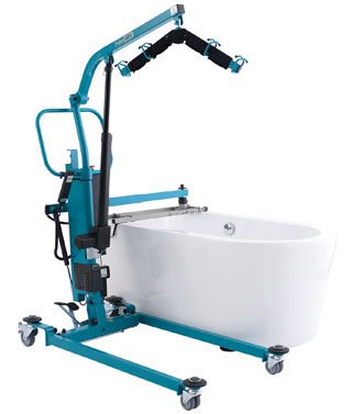 Ein fahrbarer elektrischer Badewannenlifter mit einem petrolfarbenen Metallrahmen auf Rollen und einer befestigten weißen Badewanne. Der mechanische Arm hält eine gepolsterte Hebevorrichtung mit Haken über der Wanne, und die akkubetriebene Steuereinheit ist an der Seite montiert. Dieses Hilfsmittel ermöglicht Personen mit eingeschränkter Mobilität einen sicheren und bequemen Transfer in die Badewanne.