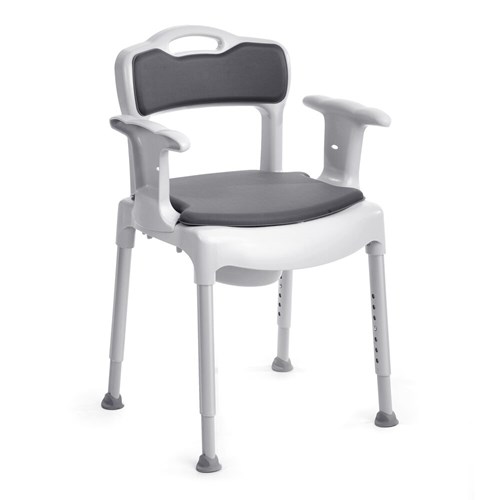 Ein moderner, weißer Toilettenstuhl mit dunkelgrauen Polsterflächen an der Rückenlehne und der Sitzfläche für erhöhten Komfort. Die stabilen Armlehnen bieten sicheren Halt, während die vier Metallbeine höhenverstellbar sind und auf grauen Gummifüßen stehen. Unter der Sitzfläche ist ein Toilettentopf integriert, und die Rückenlehne verfügt über eine praktische Griffmulde für den Transport.