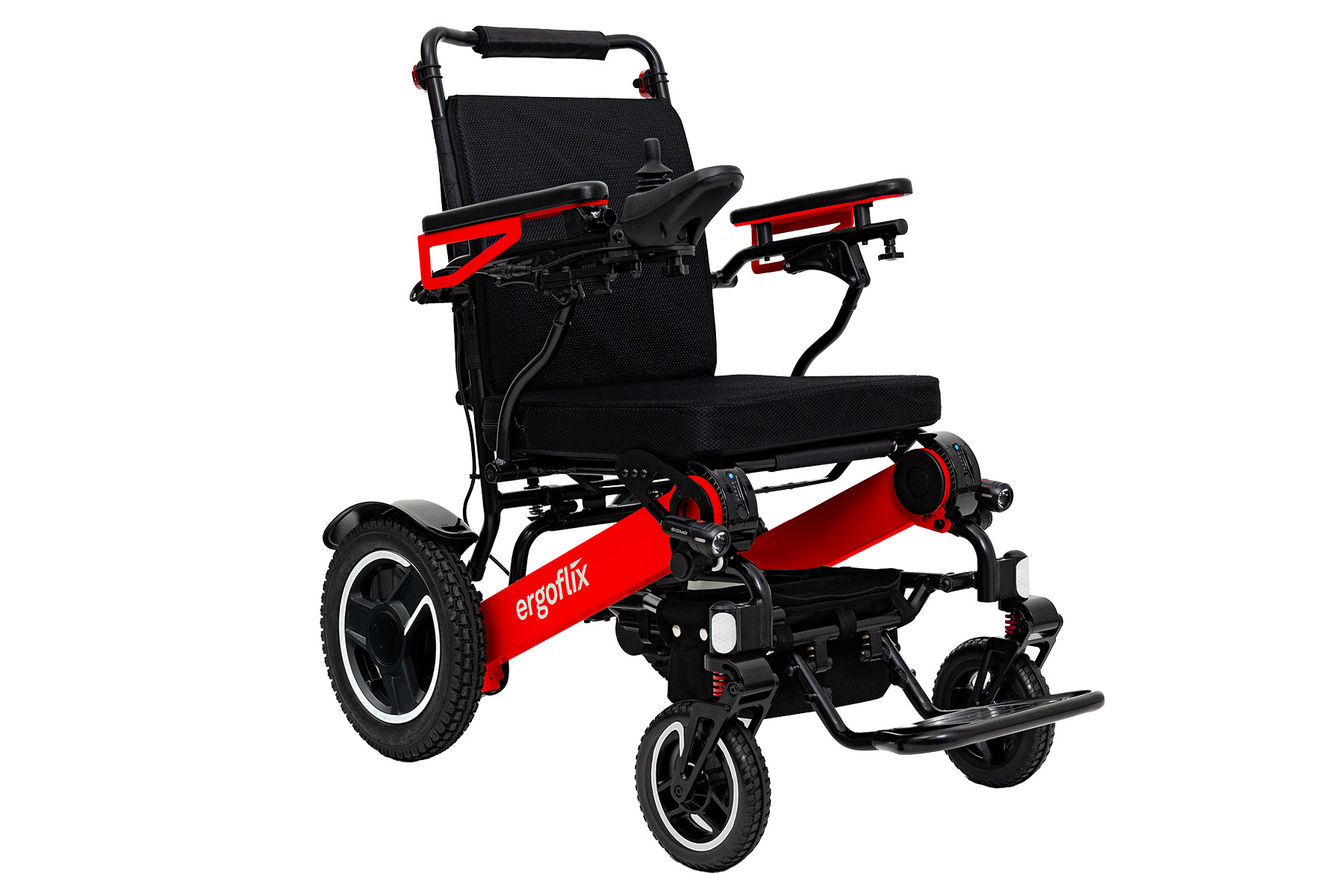 Ein moderner Elektrorollstuhl mit einem auffälligen roten Rahmen und schwarzer Polsterung wird auf weißem Hintergrund dargestellt. Er besitzt zwei große, profilierte Hinterräder und zwei kleinere Lenkräder für Wendigkeit. An der rechten Armlehne ist ein intuitives Joystick-Bedienelement montiert. Das kompakte Design und die integrierten Scheinwerfer unterstreichen die Mobilität für den Alltagsgebrauch.