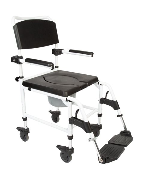 Ein weißer Dusch- und Toilettenrollstuhl mit gepolsterter schwarzer Sitzfläche, Rückenlehne und Armstützen. Der Stuhl verfügt über vier feststellbare Rollen, hochklappbare Fußstützen und eine Halterung für einen Toiletteneimer unter der Sitzöffnung. Die Konstruktion ist stabil und für den Einsatz in Feuchträumen konzipiert.