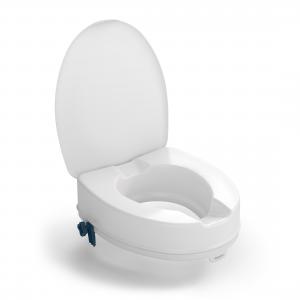 Eine weiße Toilettensitzerhöhung mit Deckel und integrierten Armlehnen, die auf einem Stand-WC montiert ist. Die Armlehnen sind nach oben klappbar und verfügen über graue, rutschfeste Griffflächen für zusätzliche Sicherheit beim Hinsetzen und Aufstehen. Seitlich ist eine Fixierschraube zur stabilen Befestigung der Erhöhung an der Toilettenschüssel erkennbar.
