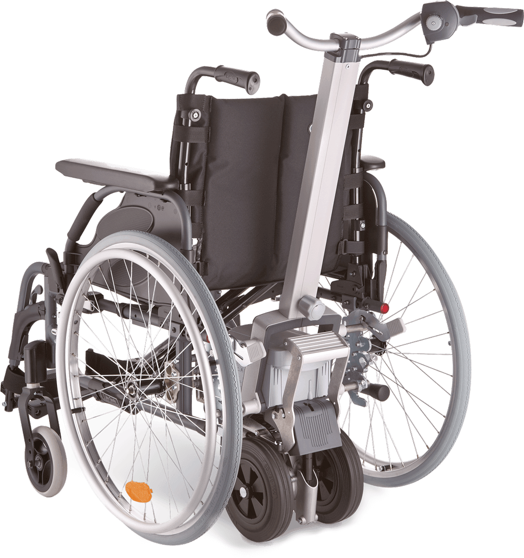 Seitenansicht eines Rollstuhls mit montierter elektrischer Schiebe- und Bremshilfe; das kompakte Antriebsrad unter der Sitzfläche und die ergonomischen Bedienelemente am Schiebegriff sind vor weißem Hintergrund erkennbar