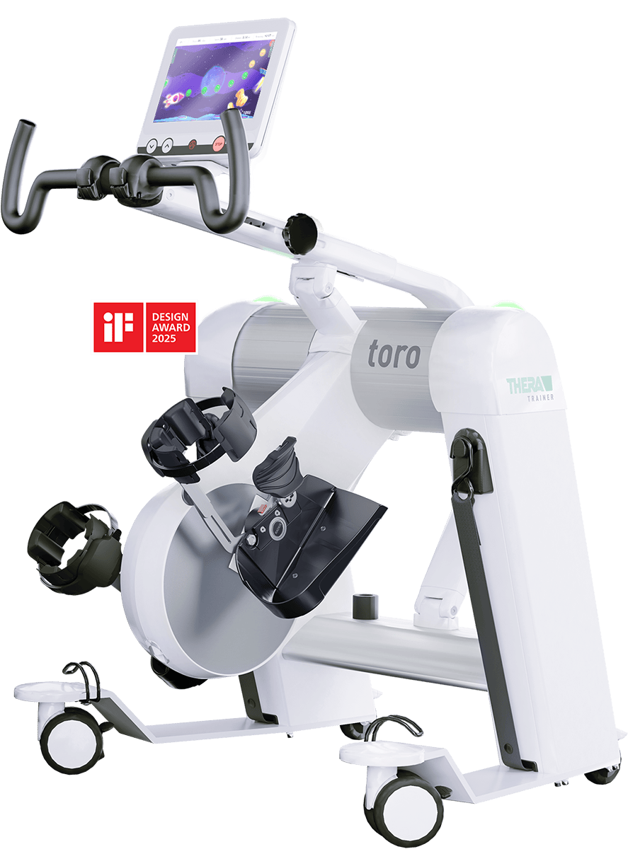 Ein modernes, weißes medizinisches Trainingsgerät namens "Thera-Trainer toro" steht vor einem schwarzen Hintergrund. Das Gerät verfügt über Pedale mit Sicherheitshalterungen für die Füße, ergonomische Handgriffe und einen großen Monitor an der Oberseite, auf dem eine bunte Trainingsgrafik zu sehen ist. Ein rotes Logo hebt den "iF Design Award 2025" hervor, mit dem das Gerät ausgezeichnet wurde. Dank der stabilen Rollen an der Basis lässt sich der Trainer flexibel im Raum bewegen.
