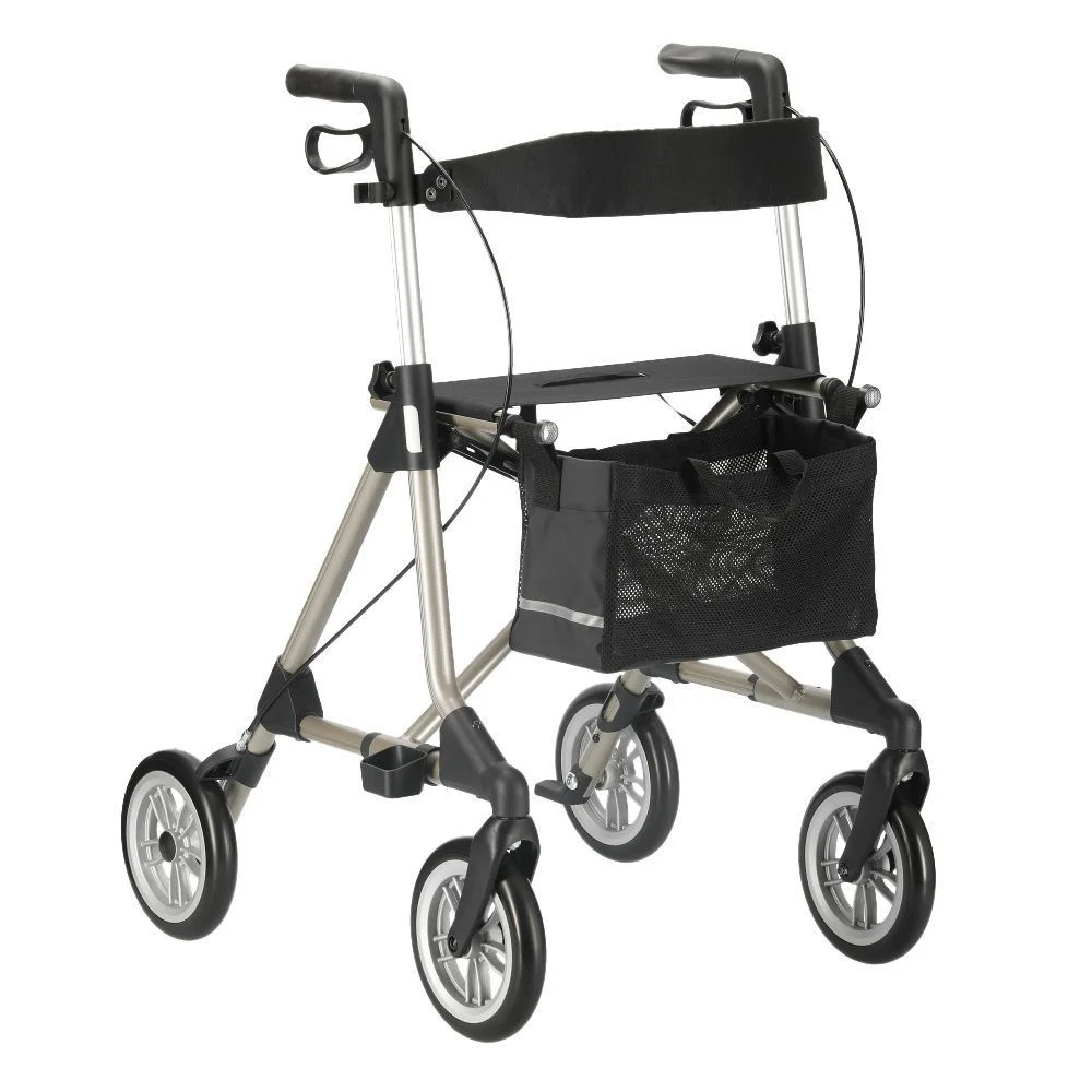 Ein moderner, dunkelblauer Leichtgewichtrollator mit vier schwarzen Rädern und ergonomischen Handgriffen in Kork-Optik. Er verfügt über eine schwarze Sitzeinheit sowie eine vorne angebrachte Tasche mit braunem Deckel. Das Design ist funktional und stabil auf einem rein weißen Hintergrund freigestellt.