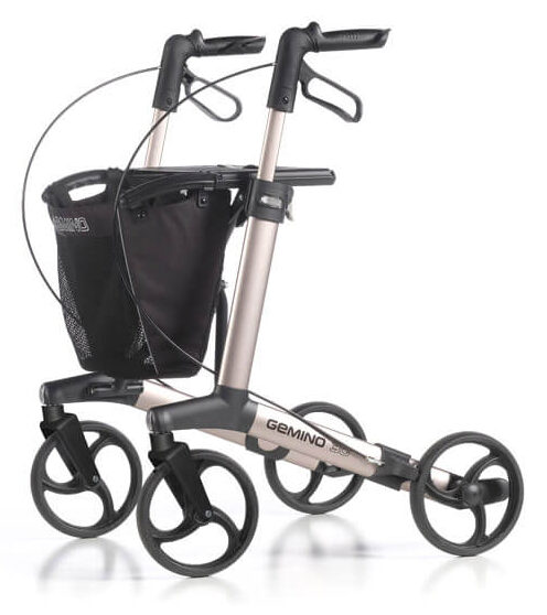 Ein moderner, dunkelblauer Leichtgewichtrollator mit vier schwarzen Rädern und ergonomischen Handgriffen in Kork-Optik. Er verfügt über eine schwarze Sitzeinheit sowie eine vorne angebrachte Tasche mit braunem Deckel. Das Design ist funktional und stabil auf einem rein weißen Hintergrund freigestellt.