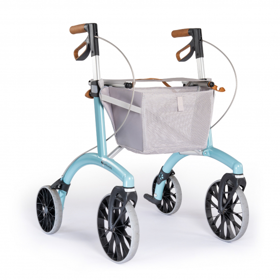 Ein moderner, vierrädriger Rollator in Dunkelgrün steht auf weißem Untergrund. Er besitzt braune Griffe, eine schwarze Sitzfläche mit schwarzem Rückengurt und eine vordere Einkaufstasche mit braunem Deckel. Oben rechts befindet sich eine dunkle, runde Grafik mit der Aufschrift „Jetzt neu! Inklusive Rückengurt, Stockhalter, LED-Licht, Tasche, Klingel“. Die Tasche hat ein angebrachtes LED-Licht und der Rollator ist mit Bremskabeln und sichtbaren Bremshebeln ausgestattet. Die Räder sind groß und schwarz.