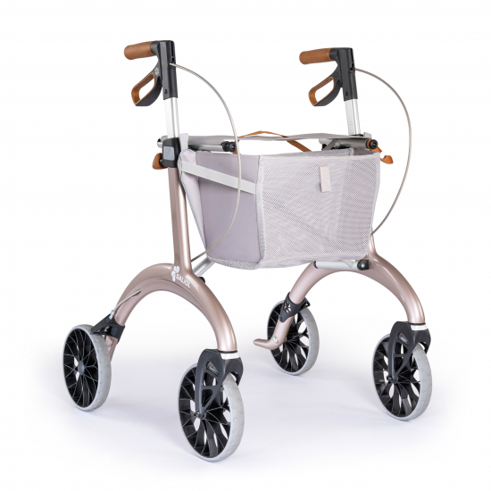 Ein moderner, vierrädriger Rollator in Dunkelgrün steht auf weißem Untergrund. Er besitzt braune Griffe, eine schwarze Sitzfläche mit schwarzem Rückengurt und eine vordere Einkaufstasche mit braunem Deckel. Oben rechts befindet sich eine dunkle, runde Grafik mit der Aufschrift „Jetzt neu! Inklusive Rückengurt, Stockhalter, LED-Licht, Tasche, Klingel“. Die Tasche hat ein angebrachtes LED-Licht und der Rollator ist mit Bremskabeln und sichtbaren Bremshebeln ausgestattet. Die Räder sind groß und schwarz.